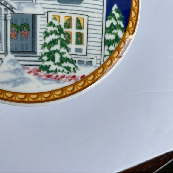 Mikasa Victorian Holiday Round Porcelain 5" Trinket Box Discontinued EUC Winter - Picture 14 of 14